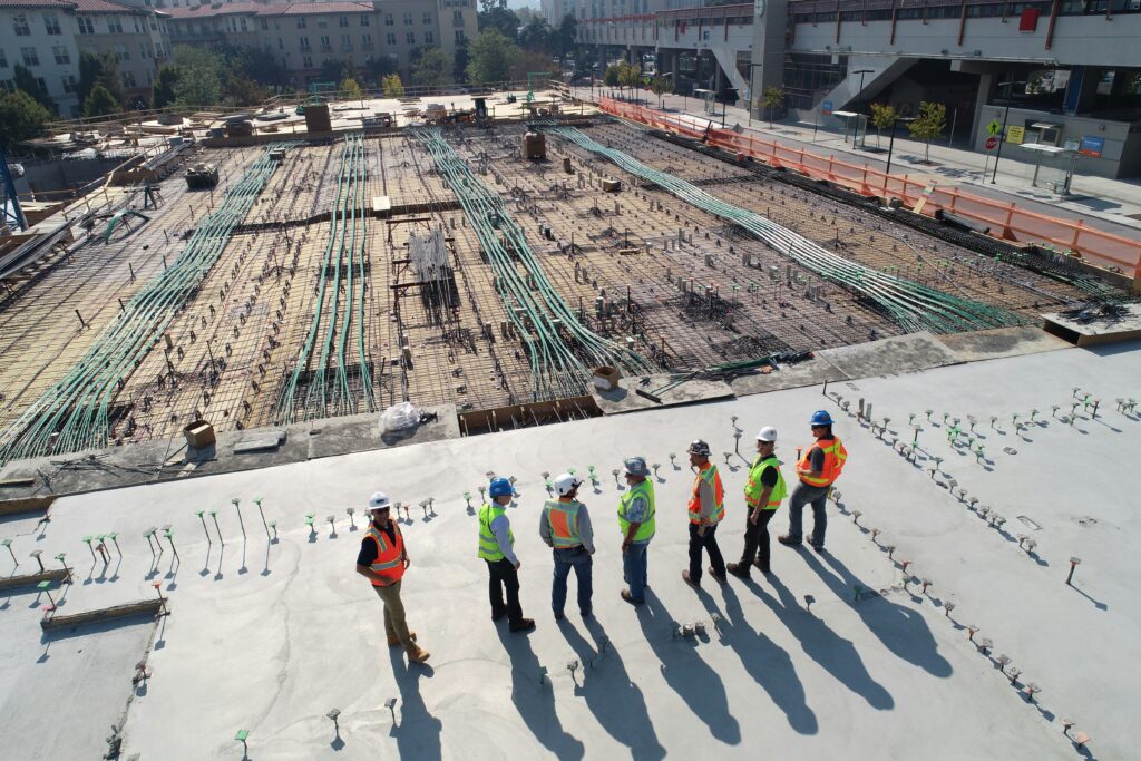 Ingenieros de IGENIA en la dirección de obra de una nave industrial