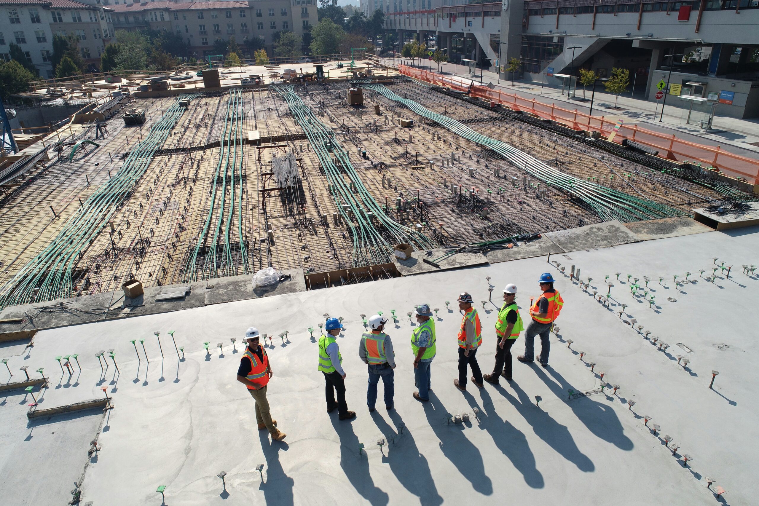 Ingenieros de IGENIA en la dirección de obra de una nave industrial